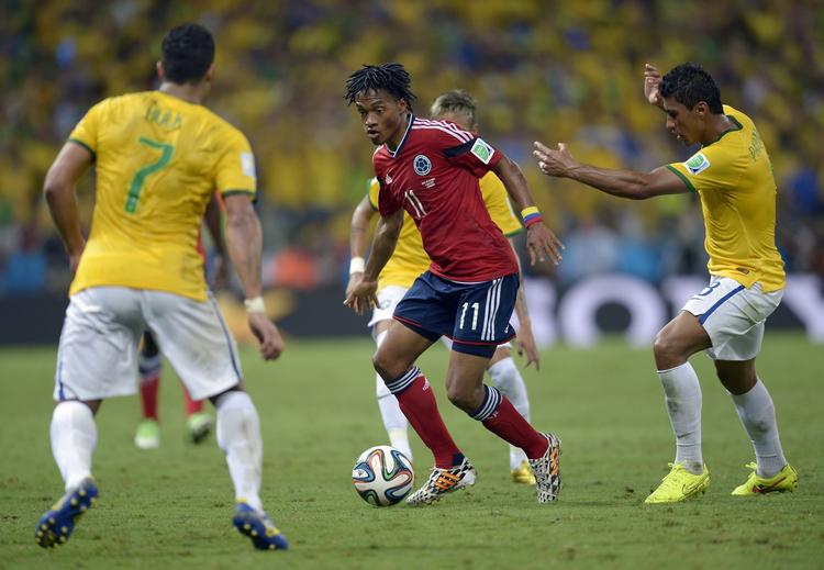 eftertragtet. Juan Cuadrado (midt), som her er omgivet af brasilianske spillere i VM-kvartfinalen, har imponeret både for Colombia og Fiorentina. 