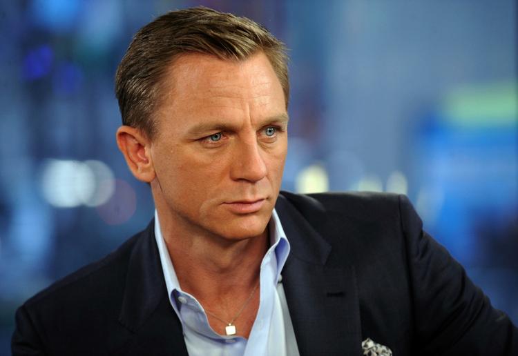 Blond. Og blåøjet James Bond. 