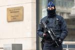 TERRORBEREDSKAB. Betjent beskytter den belgiske anklagemyndigheds kontorer i Bruxelles. 