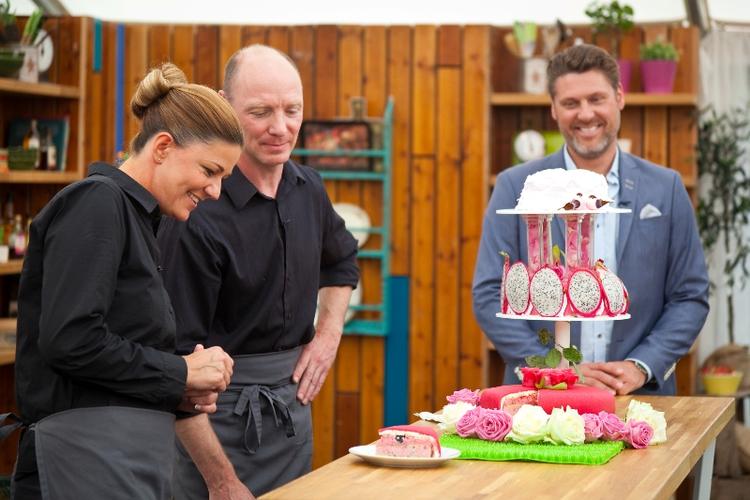 Fordel. Nok tager store internationale platforme som Netflix og YouTube en stor af medieforbrugernes tid, men danskerne vil altid prioritere dansk tv, og ingen international udbyder har 'Den store bagedyst'. 