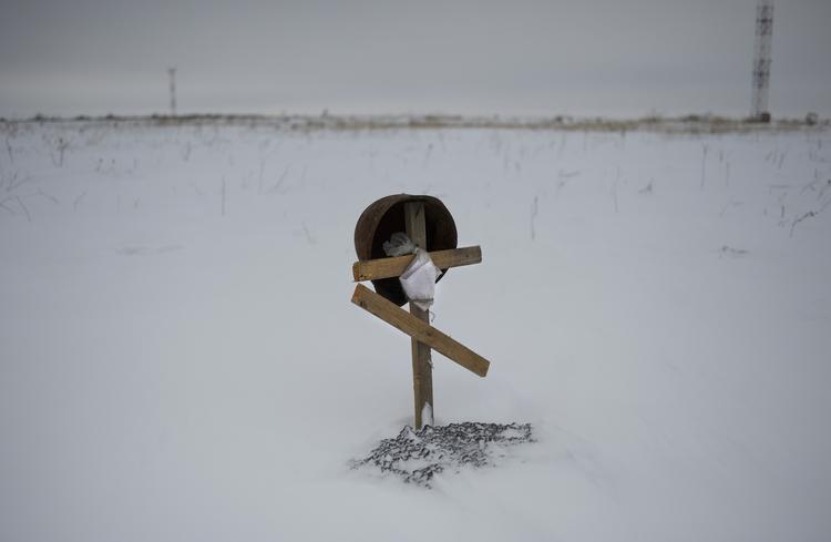 KRIG. En grav ved lufthavnen i Donetsk vidner om krigens følger. Billedet er fra begyndelsen af december og lufthavnen er i dag en ruin. Men kampen om den bølger fortsat frem og tilbage. 