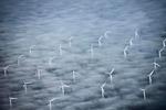 el-giganter. To tredjedele af strømmen i Norden produceres af vedvarende energikilder som vind, sol, vandkraft, geotermi og biomasse. Her ses Havvindmølleparken Lillegrund syd for Øresundsbroen. 