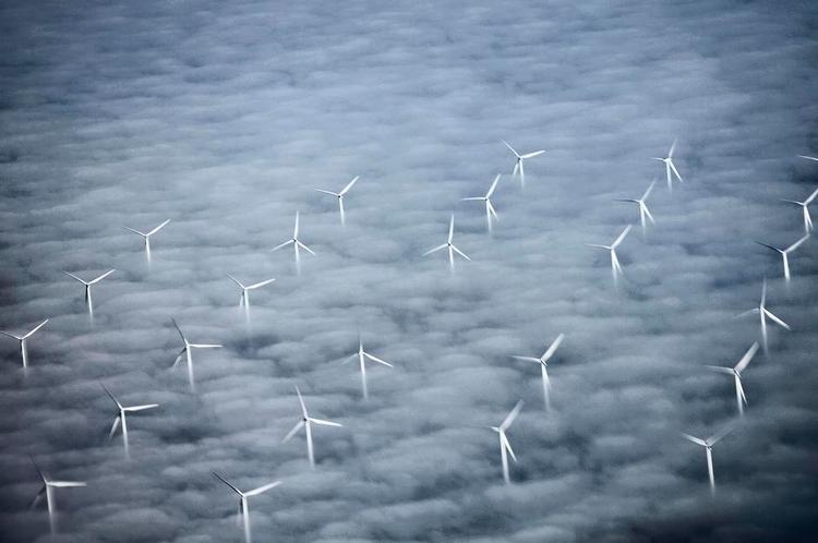 el-giganter. To tredjedele af strømmen i Norden produceres af vedvarende energikilder som vind, sol, vandkraft, geotermi og biomasse. Her ses Havvindmølleparken Lillegrund syd for Øresundsbroen. 