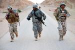 træningstur. Irakiske soldater er på march med en instruktør fra den amerikanske hær som led i træning på Al Asad Air Base, hvortil danske soldater ankommer i disse dage. 