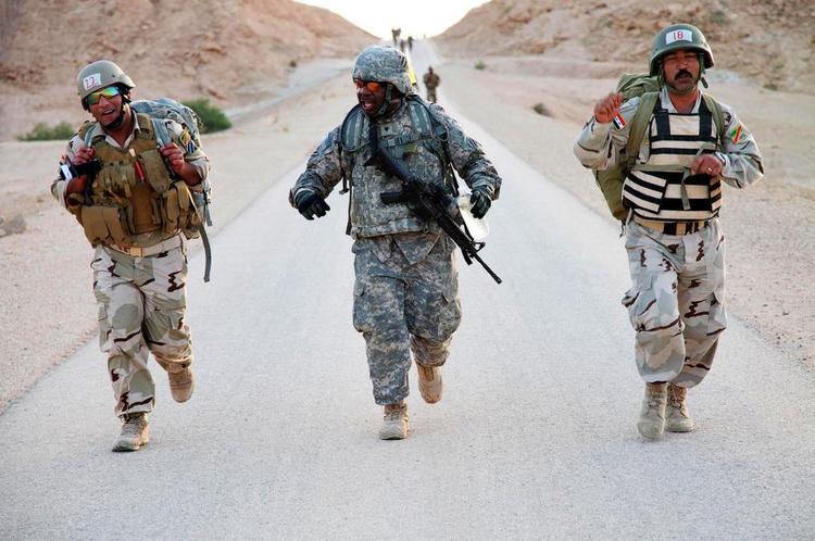 træningstur. Irakiske soldater er på march med en instruktør fra den amerikanske hær som led i træning på Al Asad Air Base, hvortil danske soldater ankommer i disse dage. 