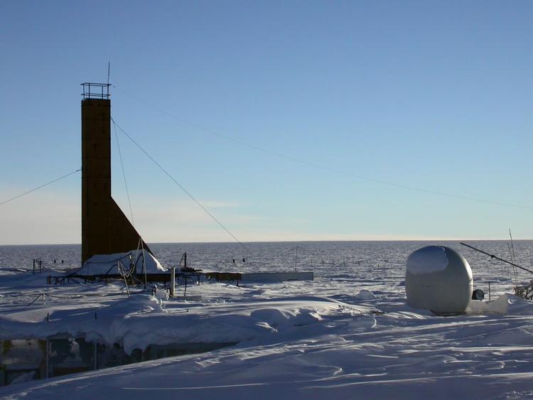 Iskoldt. I 1983 registrerede man verdens koldeste temperatur på minus 89,6 grader lige netop på dette sted, den russiske forskerbase Vostok. Det er herfra, at polarforskere lige nu forsøger at bore sig adgang til Lake Vostok. 
