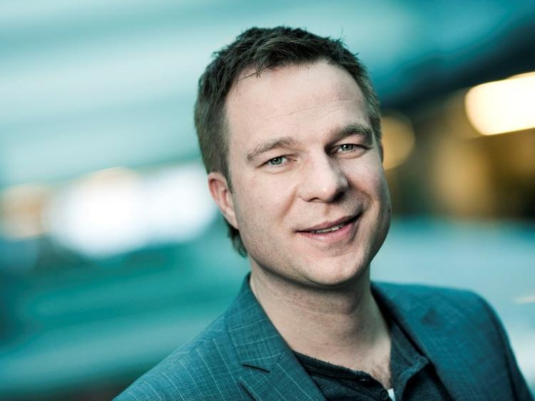 sportsjournalistik. »Vi vil dyrke de kritiske historier, hvis de opstår, eller vi selv opsnuser dem. Jeg efterstræber en høj standard på journalistikken, men jeg anerkender ikke, at god journalistisk nødvendigvis er kritisk journalistik« siger Frederik Lauesen 
