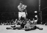 Boksehandsker. Muhammad Alis røde boksehandsker fra opgøret mod Sonny Liston i 1965 kan muligvis indbringe mere end seks millioner kroner. 