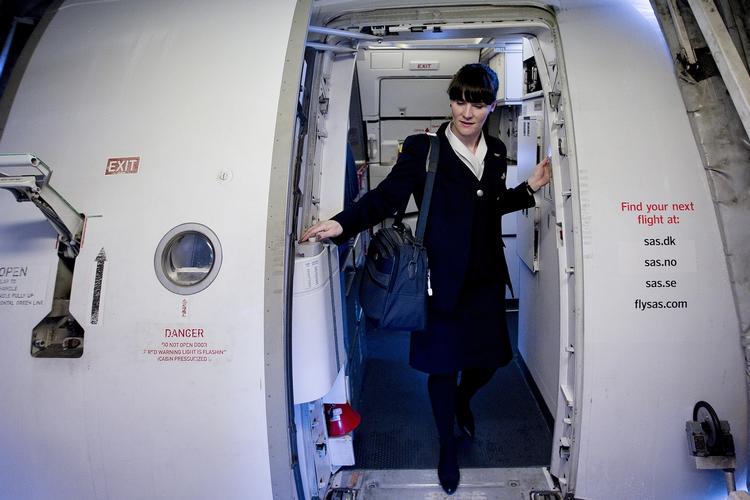 overflyttelse. SAS vil overflytte 135 stewardesser til Cimber, som SAS købte i december. Det er deres fagforening ikke meget for. 