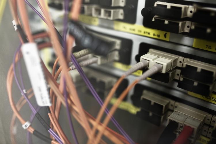 Hackerangreb. Regeringen skulle have stillet krav it-sikkerhedskrav til andre end de statslige myndigheder i deres cyberstrategi, der blev lanceret inden årsskiftet. Hvis kommunerne var blevet stillet over for samme krav som de statslige myndigheder, kunne hackerangrebne mod Gribskov og Nordfyns Kommune være blevet afværget, mener ekspert. 