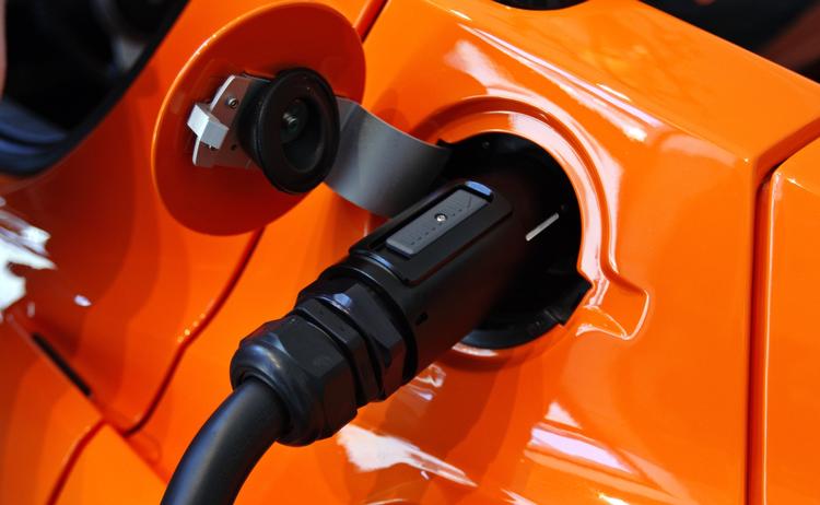 strømførende. Snart kan elbilister få strøm på batteriet på færgen mellem Sjælland og Jylland. 