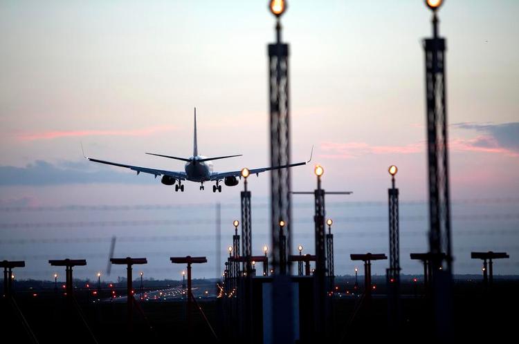 Spare. I takt med at fly selskaberne konkurrerer på billetpriserne og dermed tjener færre penge, går tendensen i retning af, at flere og flere fly sendes til udlandet for at gennemgå sikkerhedstjek, fordi det kan gøres billigere her. 