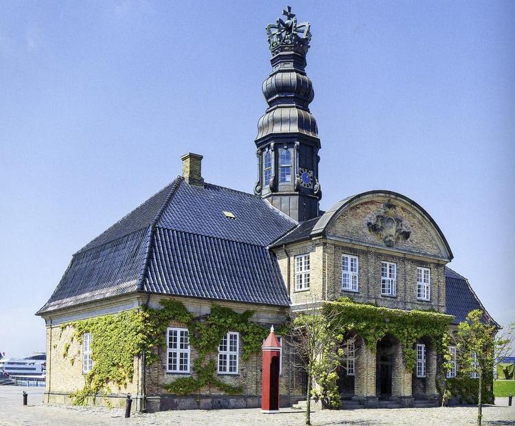 Kronen. Philip de Langes hovedvagt er ifølge Badeloch Vera Noldus, uden tvivl en af de mest markante bygninger på Holmen, ikke mindst i kraft af det kronede tårn. 