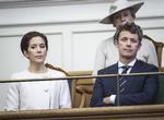 Repræsentant. Kronprins Frederik deltager som eneste repræsentant ved ceremonien. 