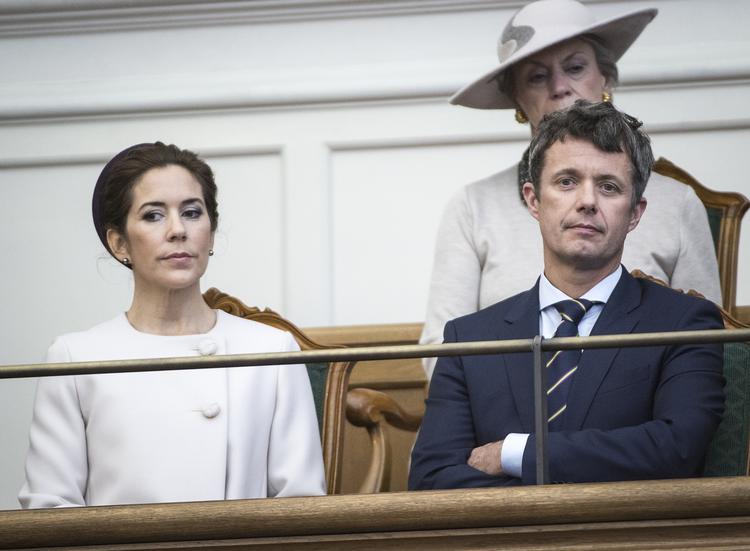 Repræsentant. Kronprins Frederik deltager som eneste repræsentant ved ceremonien. 