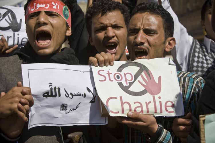 Yemen. Demonstranter foran den franske ambassade i hovedstaden Sanaa. Said Kouachi, den ene af Kouachi-brødrene som stod bag massakren på Charlie Hebdo, havde angiveligt fået militær kamptræning i Yemen for år tilbag 
