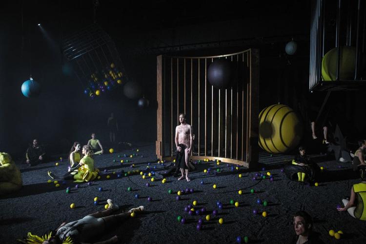 Solen. Der er mange bolde på scenen. 