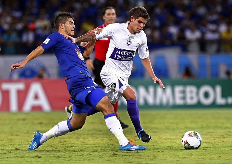solgt. Lucas Silva (tv) prikker bolden væk fra Uruguay-spilleren Federico Acevedo Fagundez i en kamp i  Copa Libertadores. 