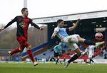 3-1. Blackburn Rovers' Jason Lowe (th) sparker væk for næsen af Swanseas  Gylfi Sigurdsson, der både scorede og blev vist ud. 