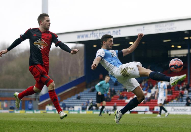 3-1. Blackburn Rovers' Jason Lowe (th) sparker væk for næsen af Swanseas  Gylfi Sigurdsson, der både scorede og blev vist ud. 