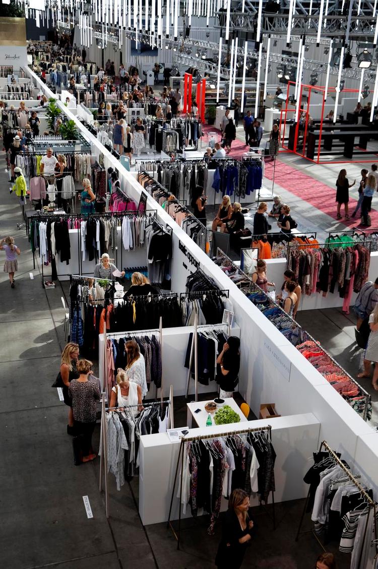 Tilløbsstykke. Copenhagen Fashion Week 2015 begynder på onsdag og slutter næste søndag - og i løbet af de dage vil opkøbere fra hele verden valfarte til bl.a. Bella Center (bill.) for at opsnuse det nyeste inden for dansk design. 