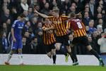 sensation. Bradfords Jon Stead scorer i pokalsensationen mod Chelsea, mens danske Andreas Christensen (tv) dukker sig i baggrunden. 