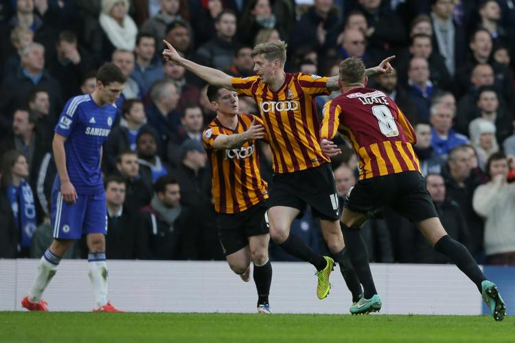 sensation. Bradfords Jon Stead scorer i pokalsensationen mod Chelsea, mens danske Andreas Christensen (tv) dukker sig i baggrunden. 