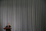 Ægte. Japan vurderer, at en video af en henrettet japaner fra IS er ægte. Her ses regeringstalsmand Yoshihide Suga på pressekonferencen. 