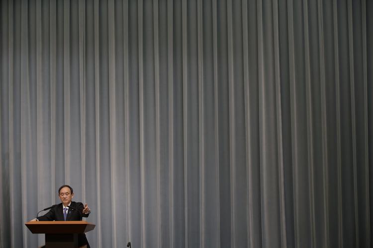 Ægte. Japan vurderer, at en video af en henrettet japaner fra IS er ægte. Her ses regeringstalsmand Yoshihide Suga på pressekonferencen. 