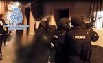 ARRESTATION. Spanske betjente trænger ind i to af de mistænktes bolig i Ceuta. 
