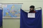 STEMMEAFGIVNING. Vælger i Athen sætter sit kryds. 