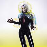 Ikonografi. På coveret af sit nye album, 'Vulnicura', poserer Björk som en slags futuristisk Jesus-figur. Med en syntetisk glorie og stram latex. Men hendes hjerte hænger ikke dunkende, men er flækket åbent i ét ødelæggende hug. Foto fra coveret 