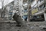 BESKYDNING. Granathylster fra et Gradmissil ligger ud for en boligblok i Mariupol efter bombardementet. 