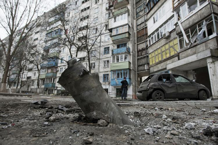 BESKYDNING. Granathylster fra et Gradmissil ligger ud for en boligblok i Mariupol efter bombardementet. 