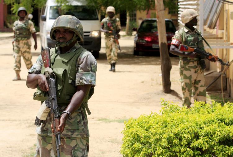 Angreb. Flere er dræbt i voldsomme kampe mellem islamister og militær, mens militsen Boko Haram fortsætter sine blodige angreb på landsbyer i Nigeria. 