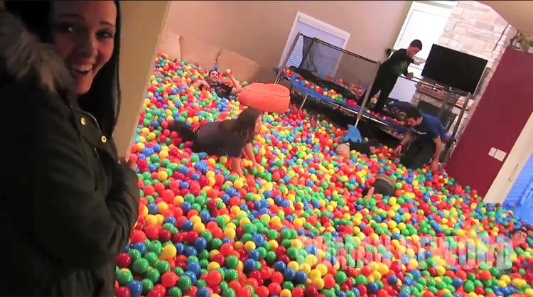 KUGLESKØRT. Spøgefuglen Roman Atwood overraskede i denne uge fruen ved at lave hele deres hjem om til et plastikkugle-land. Det var der mange millioner, der smilede af på nettet. 