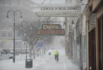 SNERAMT. Indbyggerne i New York og på den amerikanske østkyst skal forberede sig på snestorm, kraftig blæst og meget lave temperaturer de kommende dage. Billede fra en snestorm i november sidste år i samme område. 