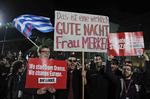 magtskifte. Nattens valgsejr til Syrizia udløste jubel i Athens gader. Og henvendelser til den tyske kansler, Angela Merkel: »Godnat, fru Merkel«, som der står på skiltet her. 
