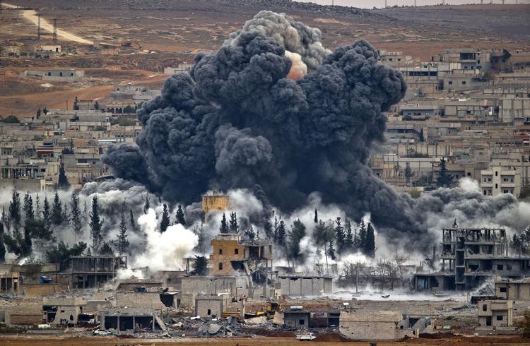 Bombardementer. De kurdiske styrker har fået støtte af den vestlige koalition, der har bombet IS' stillinger i Kobane. 