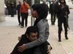 Egypten. Shaima al-Sabbagh løftes  op og bæres væk, hårdt såret, af en meddemonstrant i det centrale Kairo. 