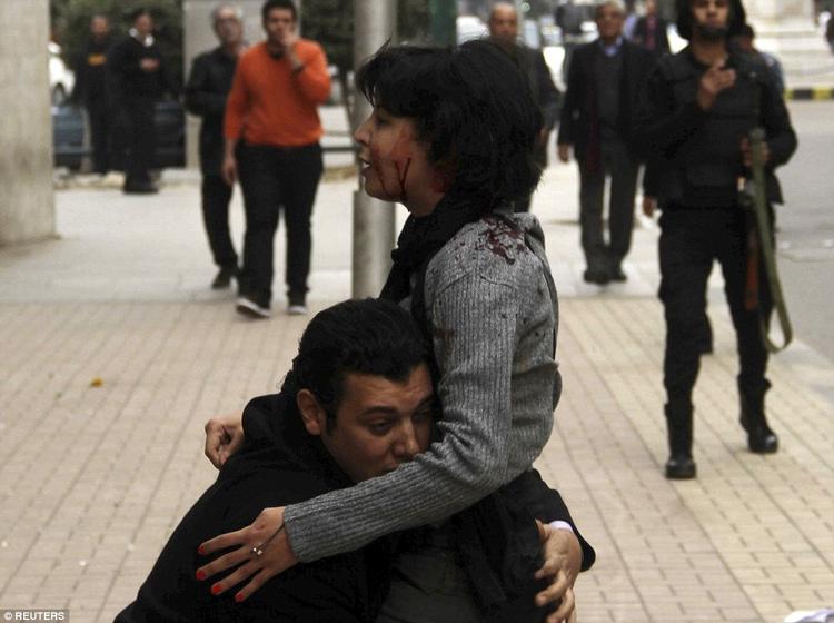 Egypten. Shaima al-Sabbagh løftes  op og bæres væk, hårdt såret, af en meddemonstrant i det centrale Kairo. 