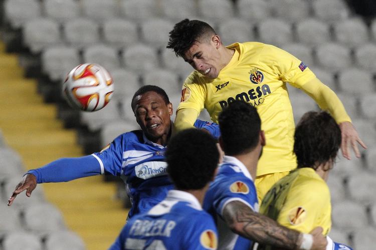 arbejdstilladelse. Villarreals Gabriel Paulista (th) når højest i en duel med en Apollon-spiller under en Europa League-kamp. 