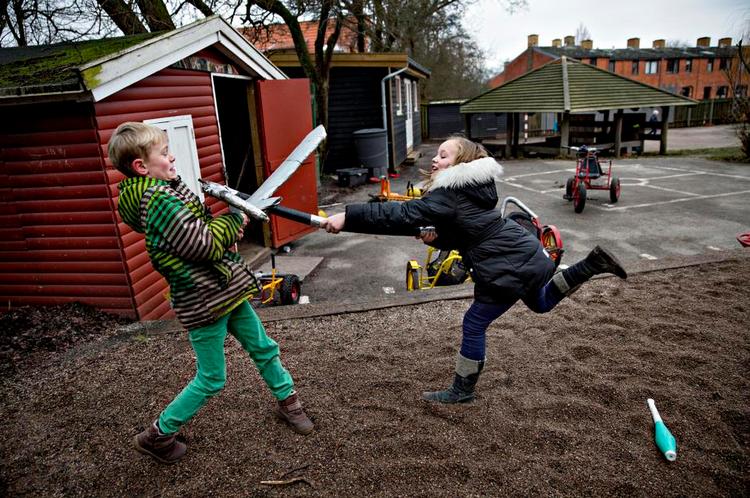Stordrift. Magnus og Signe skal formentlig vænne sig til, at der er flere børn at slås med. Politikerne i København vil lukke deres fritidshjem og i stedet flytte dem over på en ny institution med 336 børn. 