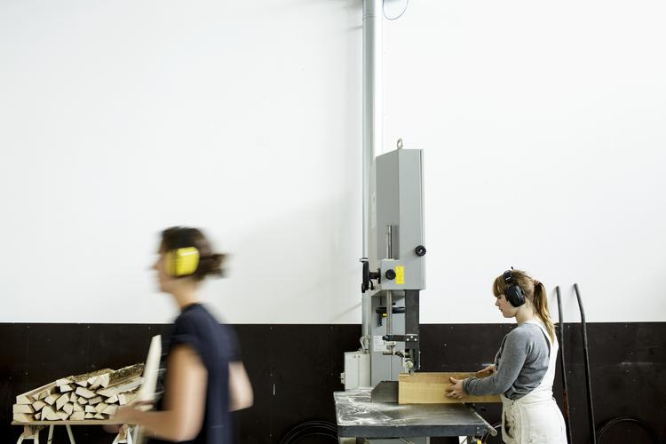 underskud. I mange år har der været markant færre praktikpladser, end der er unge ansøgere. Derfor har mange måttet i skolepraktik som for eksempel snedere og møbelsnedkere på  Københavns Tekniske Skole i Herlev. 