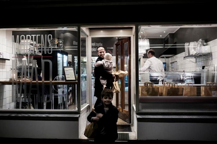 Nemt. Wilfred har fået det ærefulde hverv at bære posen med andesteg og det hele til familien Gøtterup-Tangs mortensaften, mens far Søren bærer lillesøster Merle. Maden skal bare varmes op - en model, som Søren og hans kone, Gry, også vil bruge juleaften. 