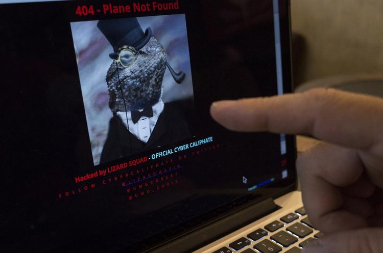 Angreb. Passagerer, der ville ind på hjemmesiden hos Malaysia Airlines, blev tidligt mandag henvist til en anden hjemmeside med et billede af en øgle i smoking med teksten: 'Hacket af Lizard Squad - officielt Cyper Kalifat' 