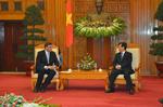 KOMMUNIST. Mens det meste af handelsdelegationen var ramt af jetlag fra den lange flyvetur, havde Mogens Jensen et visit med Vietnams premierminister, Nguyen Tan Dung. Her talte de to herre om mere samhandel mellem Vietnam og Danmark. 