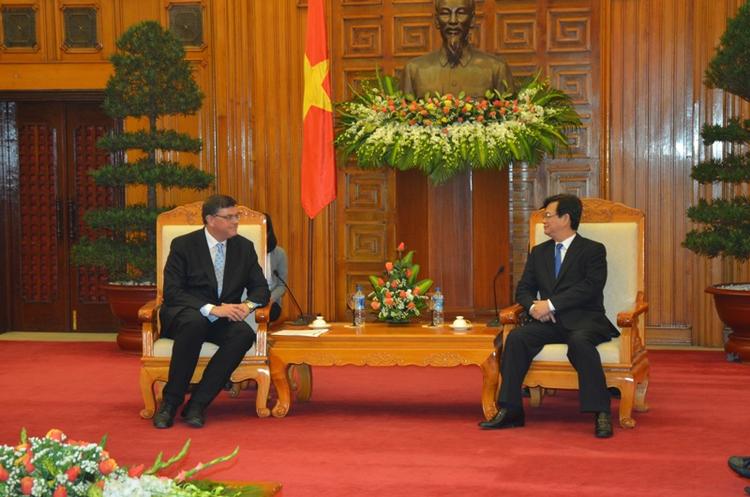 KOMMUNIST. Mens det meste af handelsdelegationen var ramt af jetlag fra den lange flyvetur, havde Mogens Jensen et visit med Vietnams premierminister, Nguyen Tan Dung. Her talte de to herre om mere samhandel mellem Vietnam og Danmark. 