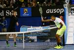Tæsk. den næsten to meter lange Nick Kyrgios (th) blev den lille mod Andy Murray. 