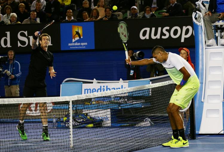 Tæsk. den næsten to meter lange Nick Kyrgios (th) blev den lille mod Andy Murray. 